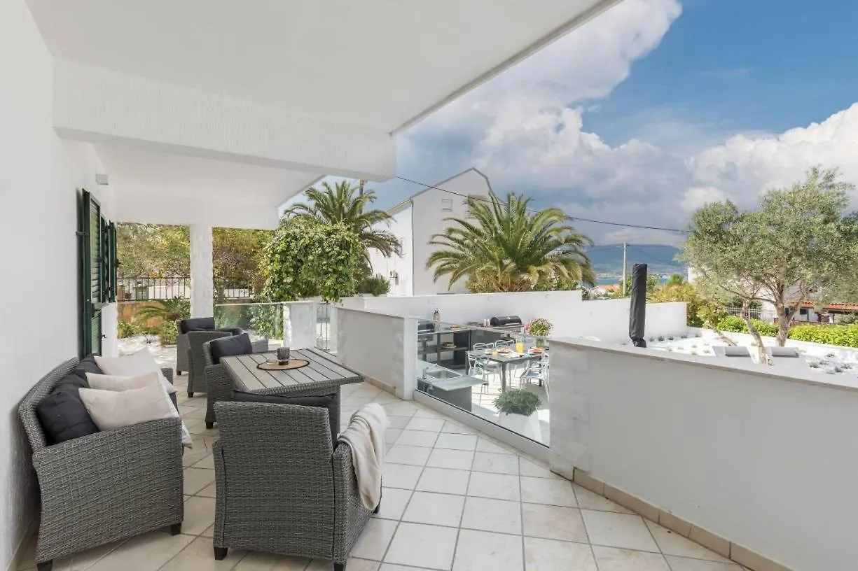 Apartment In Arbanija With Sea View, Terrace, Air Conditioning, Wifi 5139-3 Trogir 0*,